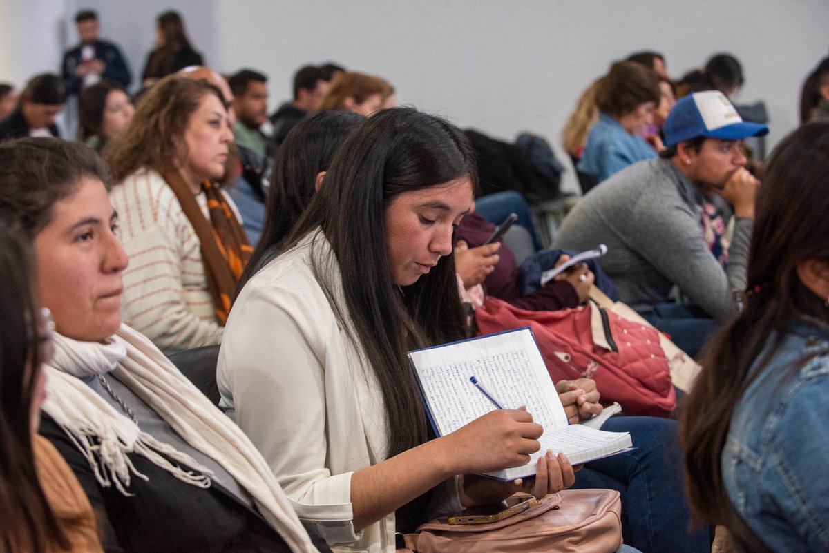 #ForoRegionalDeTurismo

<a href="/JoanCwaik/">Joan Cwaik</a> - “Habilidades para recuperar lo humano”

El reconocido autor y divulgador de tecnologías emergentes destacó la importancia de revalorizar las habilidades humanas en un mundo cada vez más automatizado.