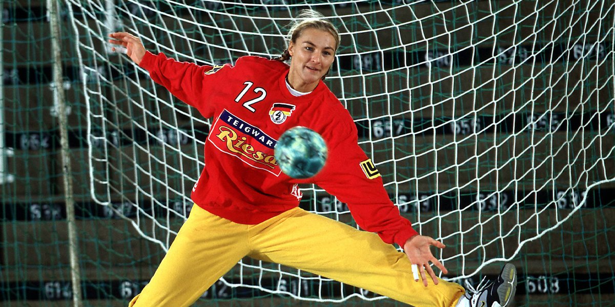 Club 100, WM-Bronze 1997, Vizewelt- und Europameisterin im Beachhandball - Christine Lindemann wird 54! 🥳

📸 IMAGO / Claus Bergmann #HappyBirthday #WIRIHRALLE #aufgehtsDHB #handball