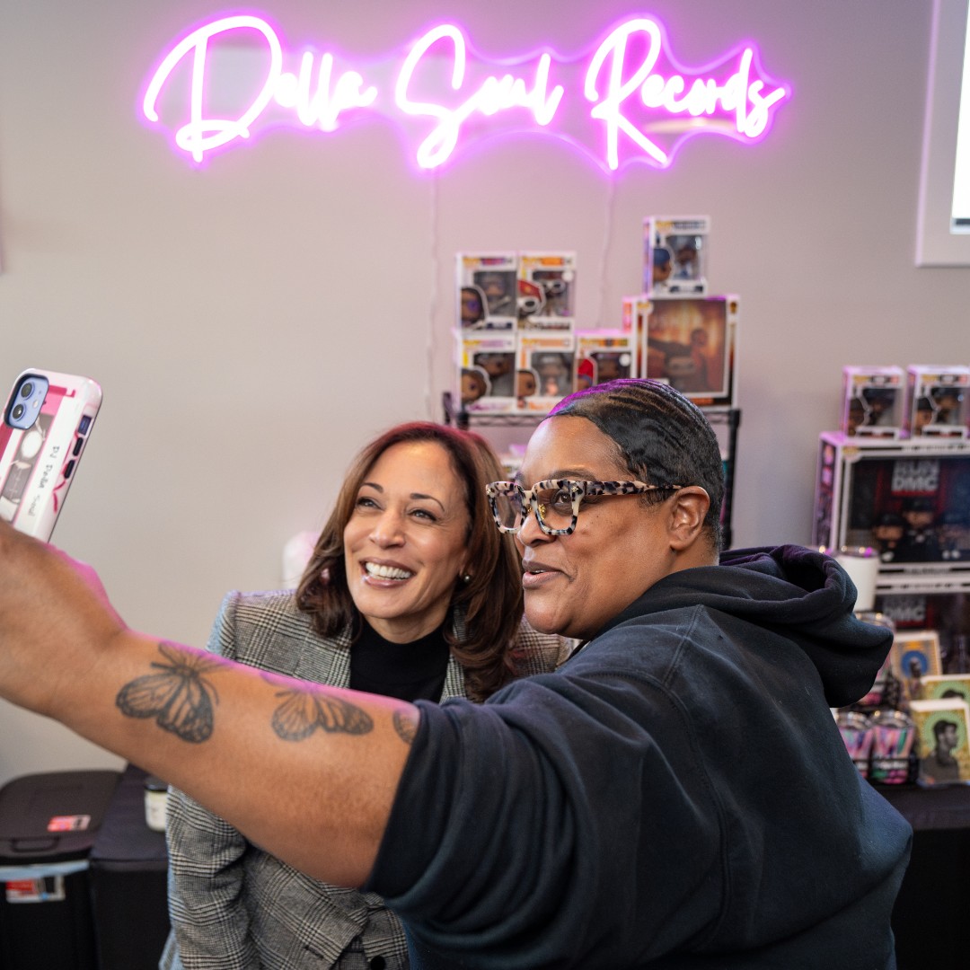KamalaHarris's tweet photo. Small businesses are the backbone of our communities.

I'm proud to celebrate that a record 19 million new small business applications have been filed under our administration. https://t.co/Q6HCrpQiJs