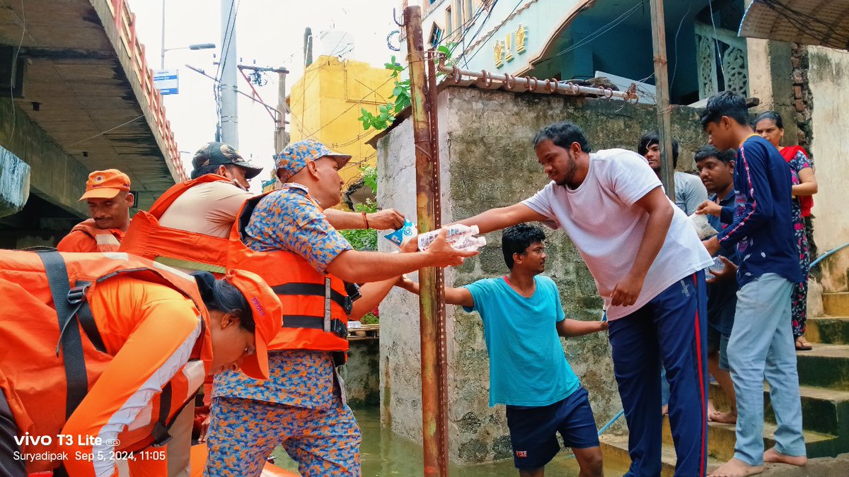 NDRFHQ's tweet image. 🔶Relief supplies &amp;amp; medical assistance are being provided to those in need.

#Committed2Serve #NDRF4U
#आपदा_सेवा_सदैव_सर्वत्र 🙏🙏

@HMOIndia 
@PIB_India 
@PIBHomeAffairs 
@pibvijayawada 
@PIBHyderabad
@ANI