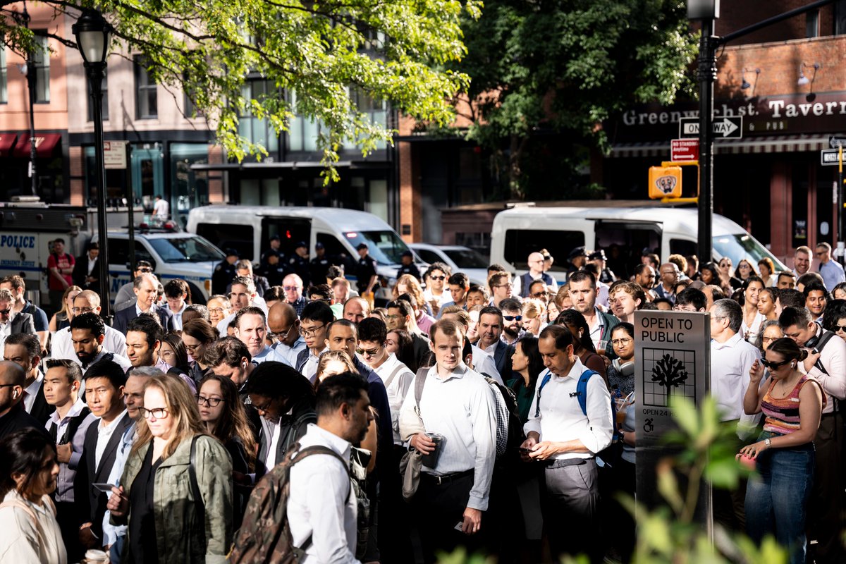 Breaking: faith leaders, scientists, youth activists &amp; orcas unite to demand that <a href="/Citi/">Citi</a> stop financing fossil fuel expansion &amp; the genocide in Gaza.   

For an hour, nearly 1,000+ bankers were unable to get into the HQ.🧵
