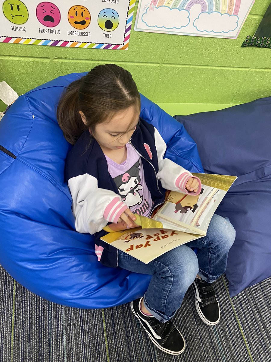 mpetersonD87's tweet photo. Quiet Morning Reading 📖 Great Start to our Thursday! 📚 #empower @RileyD87 https://t.co/TxuaB9LPVn