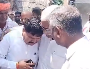 Dkanwari's tweet photo. बवानीखेडा से दो बार विधायक बने और अब मंत्री बनने के बाद बिशबंर बाल्मीकि का टिकट बीजेपी ने काट दिया है। टिकट कटने के बाद वो लोगों की छाती पर सिर रखकर ऐसे रो रहा है जैसे किसी खूबसूरत लडकी को अधेड के साथ शादी करके जबरदस्ती ससुराल भेजा जा रहा हो। बेहद निष्क्रिय विधायक रहे ये भी। https://t.co/du9uX5OsRV