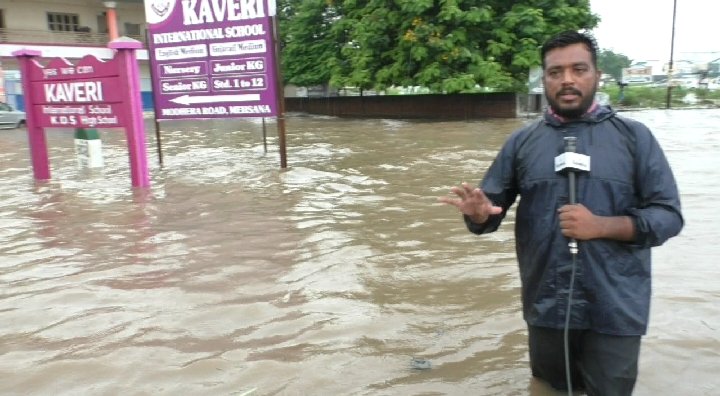 apurvRaval4's tweet photo. મહેસાણા મા ધોધમાર વરસાદ અનેક જગ્યાઓ પર પાણી ભરાયા,મોઢેરા રોડ પર કેડસમાં પાણી ભરાયા #Mehsana https://t.co/qcrKPti3dB