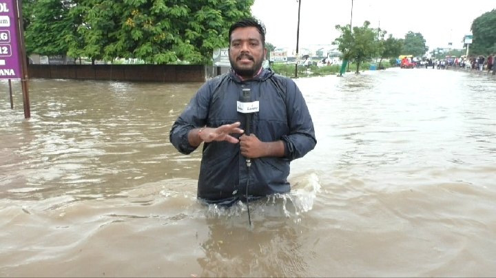 apurvRaval4's tweet photo. મહેસાણા મા ધોધમાર વરસાદ અનેક જગ્યાઓ પર પાણી ભરાયા,મોઢેરા રોડ પર કેડસમાં પાણી ભરાયા #Mehsana https://t.co/qcrKPti3dB