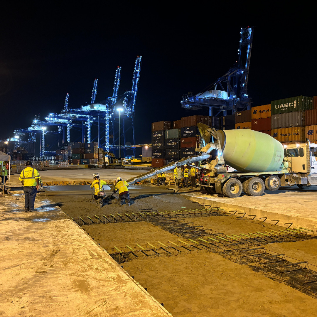 PortNOLA's tweet image. Progress in action! Our Nashville Ave. Terminal pavement improvement project is underway. Images captured at 3:30 AM on August 29th as crews placed 18.5" concrete pavement for the container storage yard. 

#YourWorkingRiver #PortConstruction #ContainerTerminal