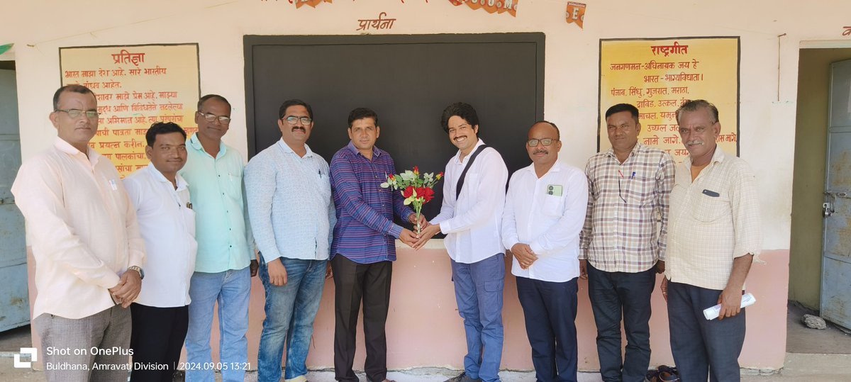 PLawale's tweet photo. आज आपल्या शिंगणे माध्यमिक विद्यालय, डोमरुळ येथे आपल्या शाळेचा माजी विद्यार्थी प्रसिद्ध अभिनेता श्री मनोज जनार्दन बाविस्कर याने शिक्षक दिनाच्या निमित्ताने शुभेच्छा देण्यासाठी आम्हाला मिठाई आणून भेट दिली असता त्याचा शाळेच्या वतीने सत्कार करण्यात आला https://t.co/5McfAhWhuy