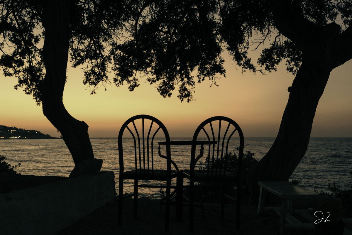 jean_zaf's tweet image. Deux chaises vides face à la mer au coucher du soleil sur l&apos;île d&apos;Ikaria. 🌅 #SunsetLovers #SeasideVibes #TravelGreece #NatureLovers #IkariaIsland #RomanticGetaway #EveningSerenity 
@VisitGreecegr @greecetravelgr @discovergreece @greekislandspage @worldtravelpix