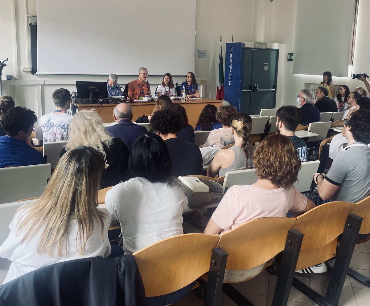 GiCivi's tweet image. “Quali libri non dovrebbero mancare in un’ecobiblioteca?”

“Se è vero che ognuno di noi dovrebbe leggere Dante e Shakespeare, ognuno di noi dovrebbe leggere Lucrezio, Plinio, Darwin, Edward O. Wilson, Riccardo Levi- Setti, Francis Crick, Barbara McClintock”
@DavidQuammen #FestLet