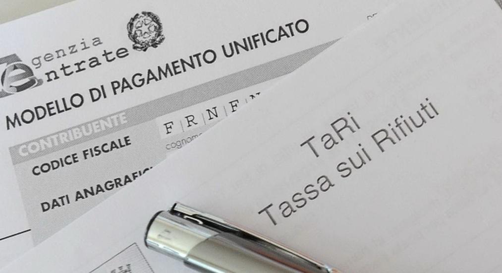 manduriaoggi's tweet photo. #Attualità - #Tassa sulla raccolta dei rifiuti, in 16 comuni della provincia di Taranto aumenti in arrivo: fra questi, anche Manduria. Avetrana, Maruggio e Sava https://t.co/OhlE6uYQrv https://t.co/nZnI1OXktg
