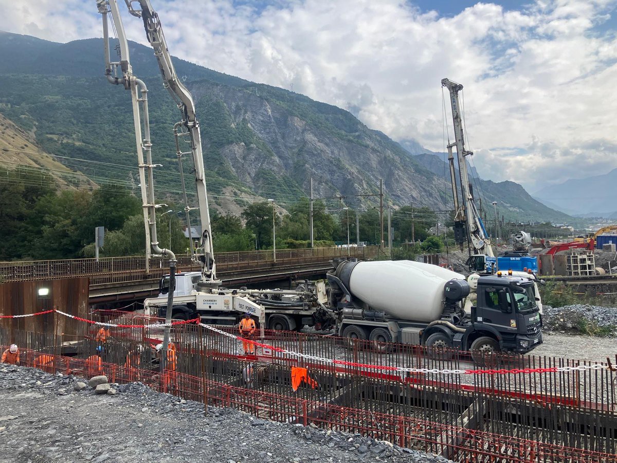 Nous avons reçu hier avec <a href="/eiffage/">Eiffage</a> <a href="/telt_lyonturin/">TELT Lyon Turin</a> &amp; SYSTRA, la presse et des élus locaux à @Stjeanmaurienne où les travaux de l'interconnexion au tunnel de base du Lyon-Turin battent leur plein🚧

Une belle illustration de la maîtrise d'ouvrage <a href="/SNCFReseau/">SNCF Réseau</a> sur les grands projets