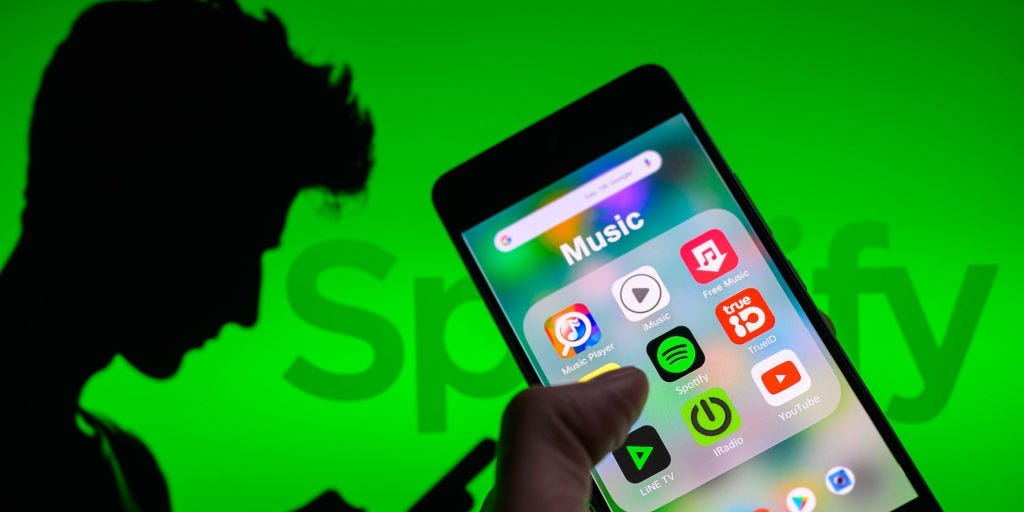 TalkAIToday's tweet image. 🤖🇺🇸 Musician makes $10M with AI-written songs and fake streams, faces up to 60 years in prison. The first-ever case of its kind, this scheme fooled Spotify and Apple Music! 📈💰 #AI #MusicScam #TechCrime