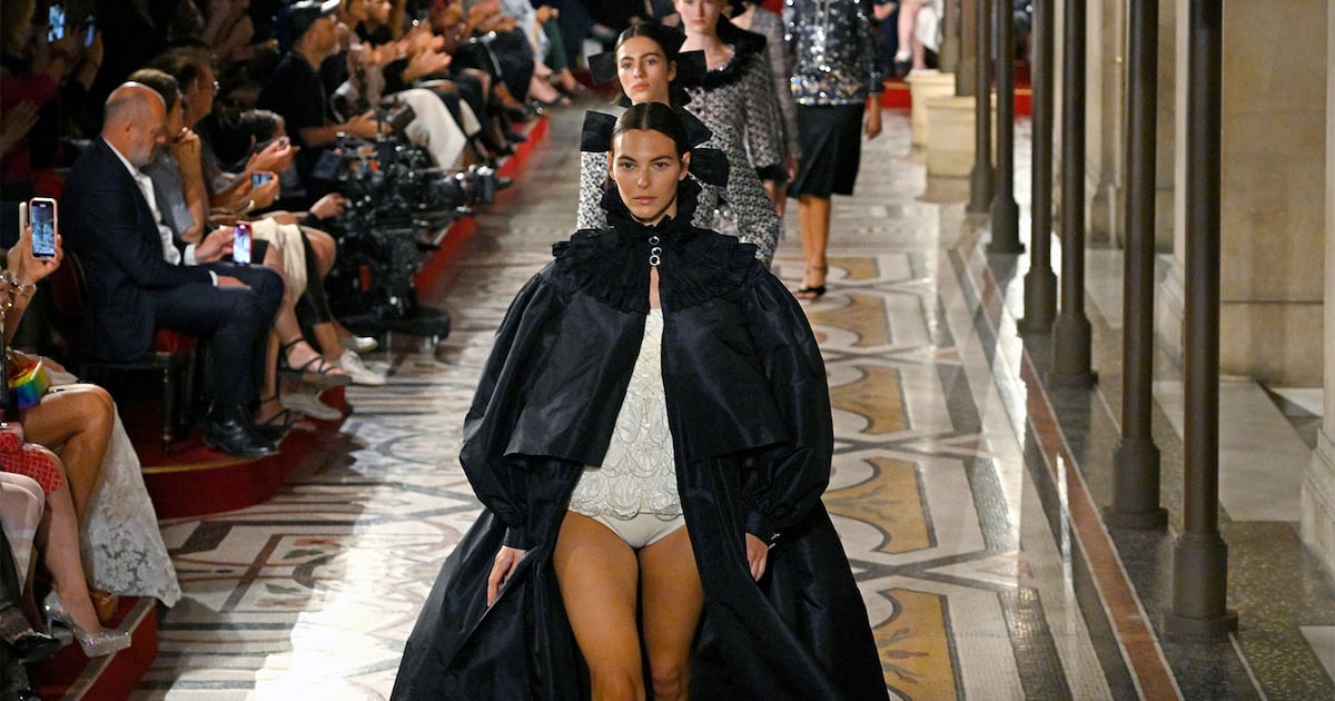 Chanel and Dior’s Haute Couture Loses Heat: No fireworks from the world’s most famous fashion brands, writes Tim Blanks. dlvr.it/TCsS0Y