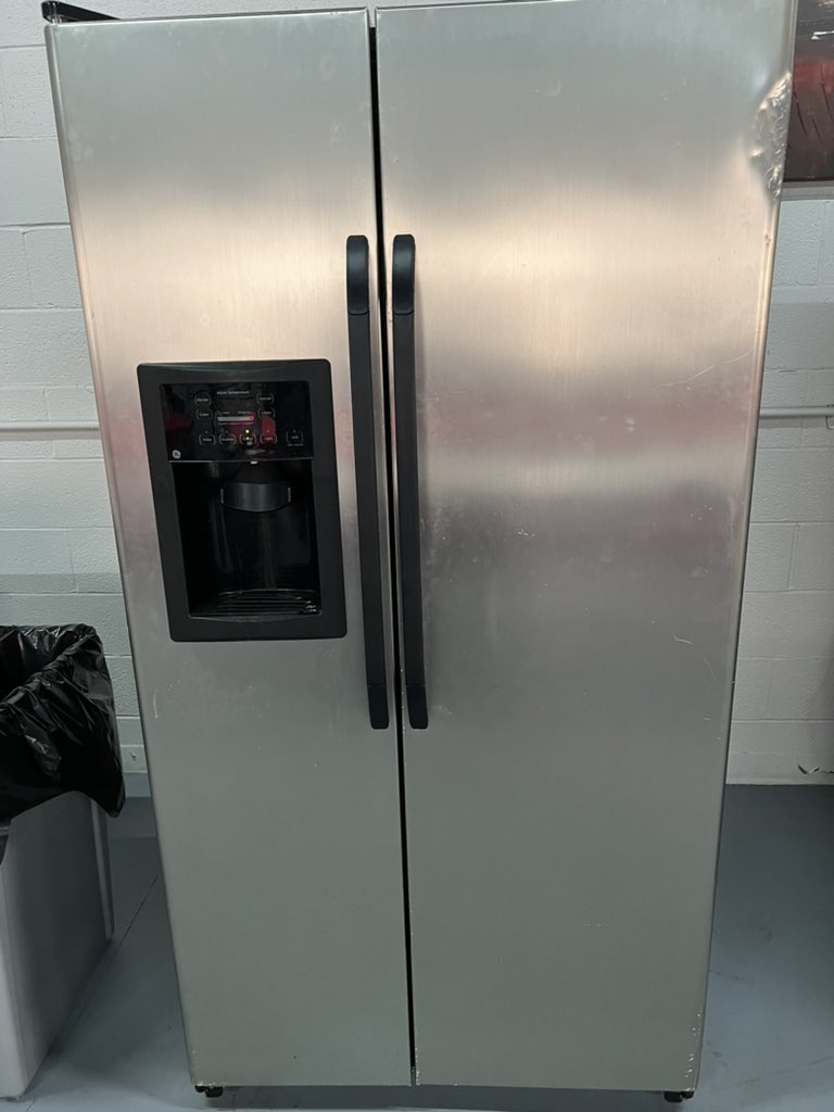 JohnnysApplian1's tweet image. Overstock! Frigidaire and GE stainless side by side refrigerators, priced to sell. Must make room for new inventory. 

📱901-237-1936

#appliances #pricedtosell #sidebysiderefrigerator