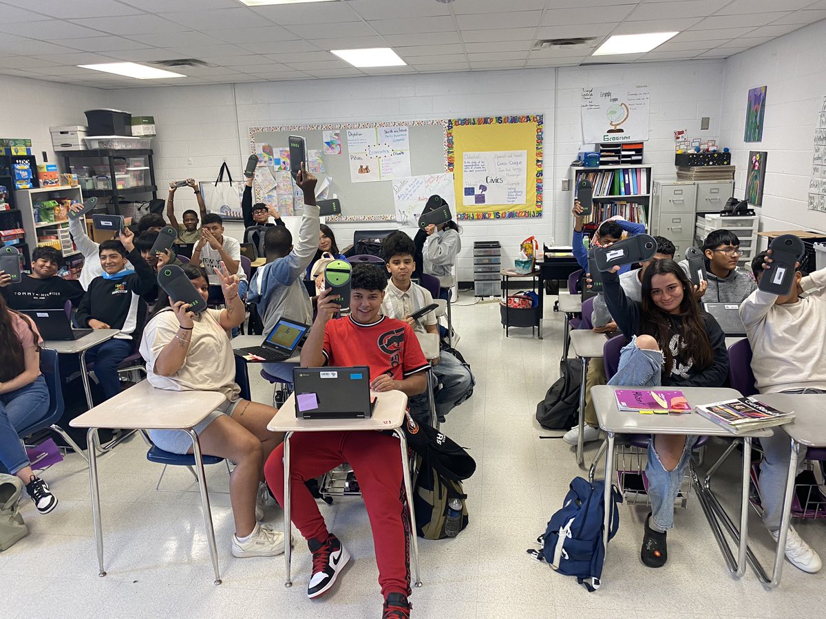 DCSD_Secondary1's tweet photo. Students at Lakeside HS are ready to #Disconnect2Reconnect 

#DisruptingForExcellence
#NewLevelsNewHeights https://t.co/PDudaDZu1X