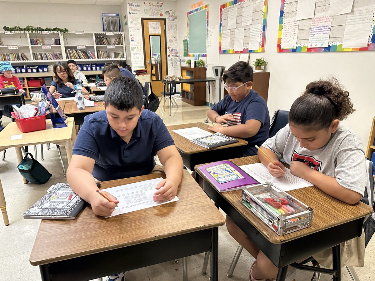 Bright Thursday morning at the Ship! <a href="/MCooper_ES/">Myrtle Cooper Elem. Principal Miranda</a> Dual language students making cross linguistic connections in Science and Math! Way to go, Pirates! ❤️💙 #5thgrade