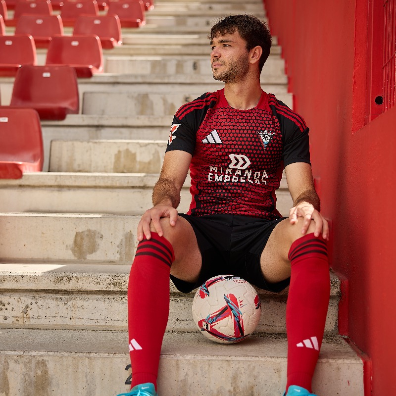 CDMirandes's tweet photo. Egiluz viste de ❤️🖤

#BienvenidoEgiluz
