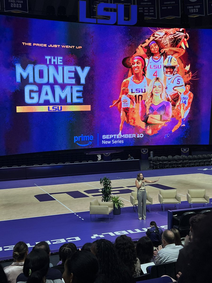 _xoxokris10's tweet photo. My baby girl got to meet two of her favorite players @Flaujae and Poa at the @LSU athletics Amazon premiere of their new documentary The Money Game!! She was so excited!! @LSUwbkb #whoidoitfor #madeherday https://t.co/M60JevkGhY