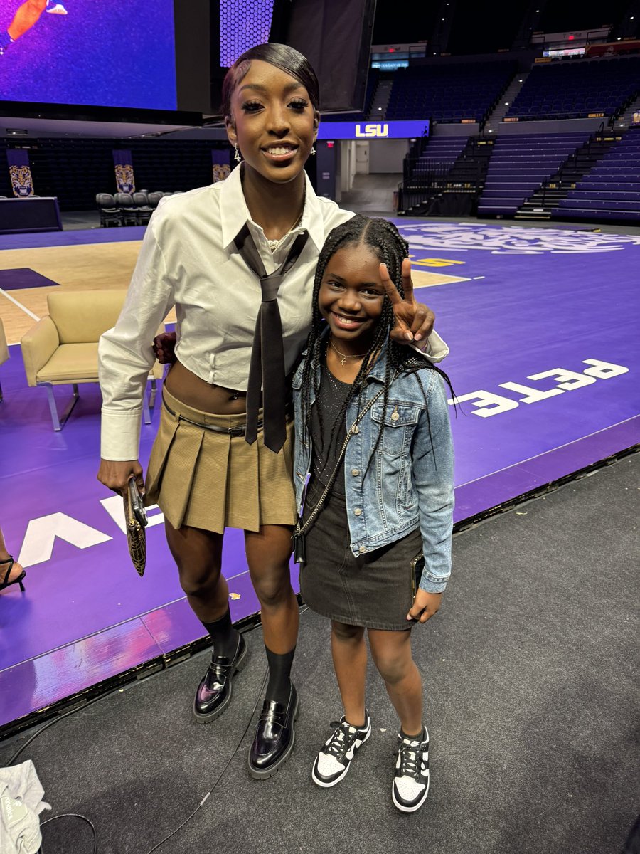 _xoxokris10's tweet photo. My baby girl got to meet two of her favorite players @Flaujae and Poa at the @LSU athletics Amazon premiere of their new documentary The Money Game!! She was so excited!! @LSUwbkb #whoidoitfor #madeherday https://t.co/M60JevkGhY