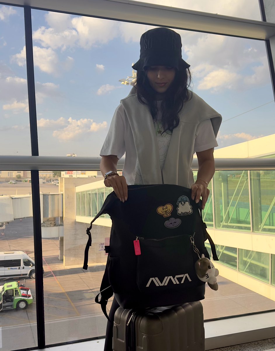 ggizemyildiz's tweet image. Everything I&apos;m wearing is powered by crypto - from my hat to my bag 😎  
T-shirt? @shefiorg 
Bag? @avara  
Pink keychain? @Uniswap 
Hat? Says Solver, but I can&apos;t remember the company! 🤷‍♀️🧢

Rocking all the best crypto merch in one pic! 💥✨ #CryptoMerch #Web3Style