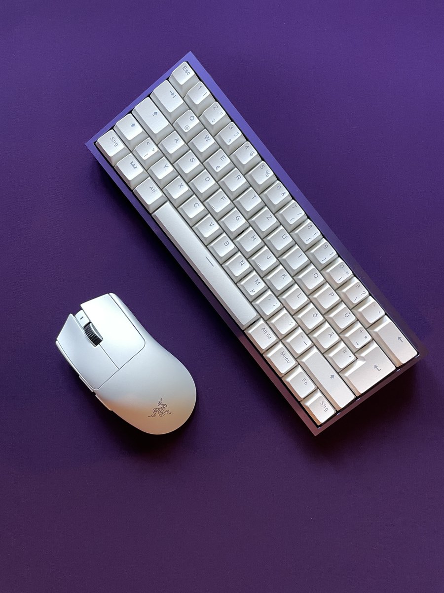 Real_Praizzy's tweet image. 🤩
Viper v3 pro White Edition 
Wooting 60he+
Tofu case dark purple 
keycaps Standard white (wooting)
La onda BLITZ SOFT mousepad (purple)