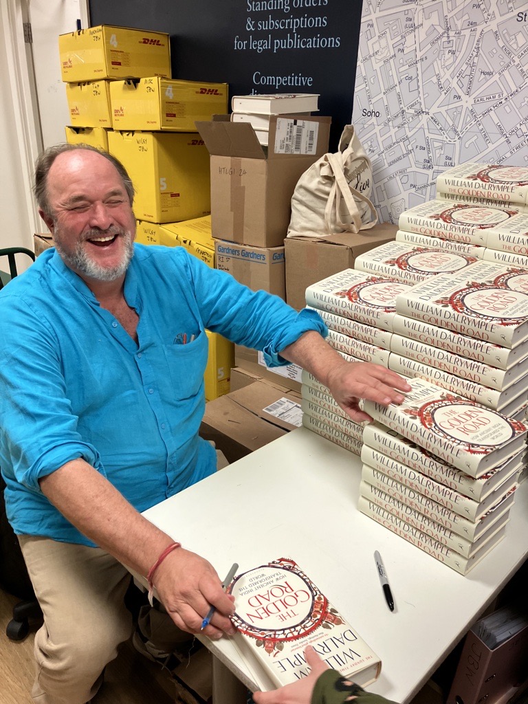 Last stop <a href="/BlackwellsHH/">Blackwell's Holborn</a> ✒️📚

Many thanks to all the delightful bookshops supporting #TheGoldenRoad