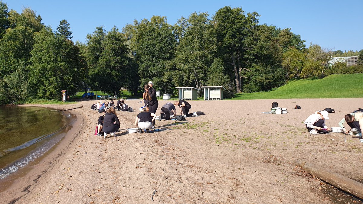 aarniolinna's tweet image. Tällä viikolla on ollut taas vuorossa maasto-opetuksen menetelmiin tutustuminen @TampereUni_EDU luokanopettajaopiskelijoiden kanssa. Tässä seulotaan rantahiekasta pienroskaa hämmentävän lämpimässä säässä. #Ympäristökasvatus #SPARKA #opehommat #kansalaistiede