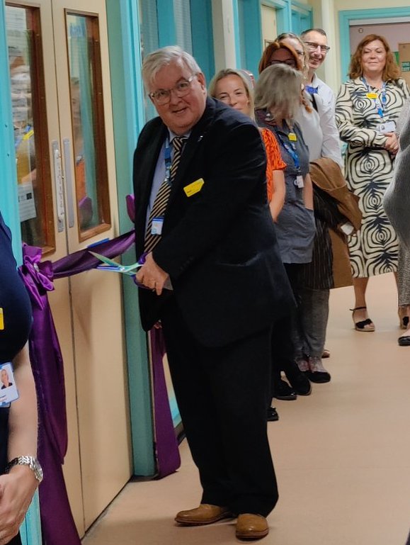 Fantastic morning at the opening of the new simulation suite at #CheadleStaffs Hospital🌟 Amazing to hear the passion for education and witness the excitement firsthand!

Image: <a href="/NeilCarrMPFT/">Neil Carr</a> cutting the ribbon🎉

#MPFTCelebrates #MPFTResearch #MedicalEducation #Staffordshire