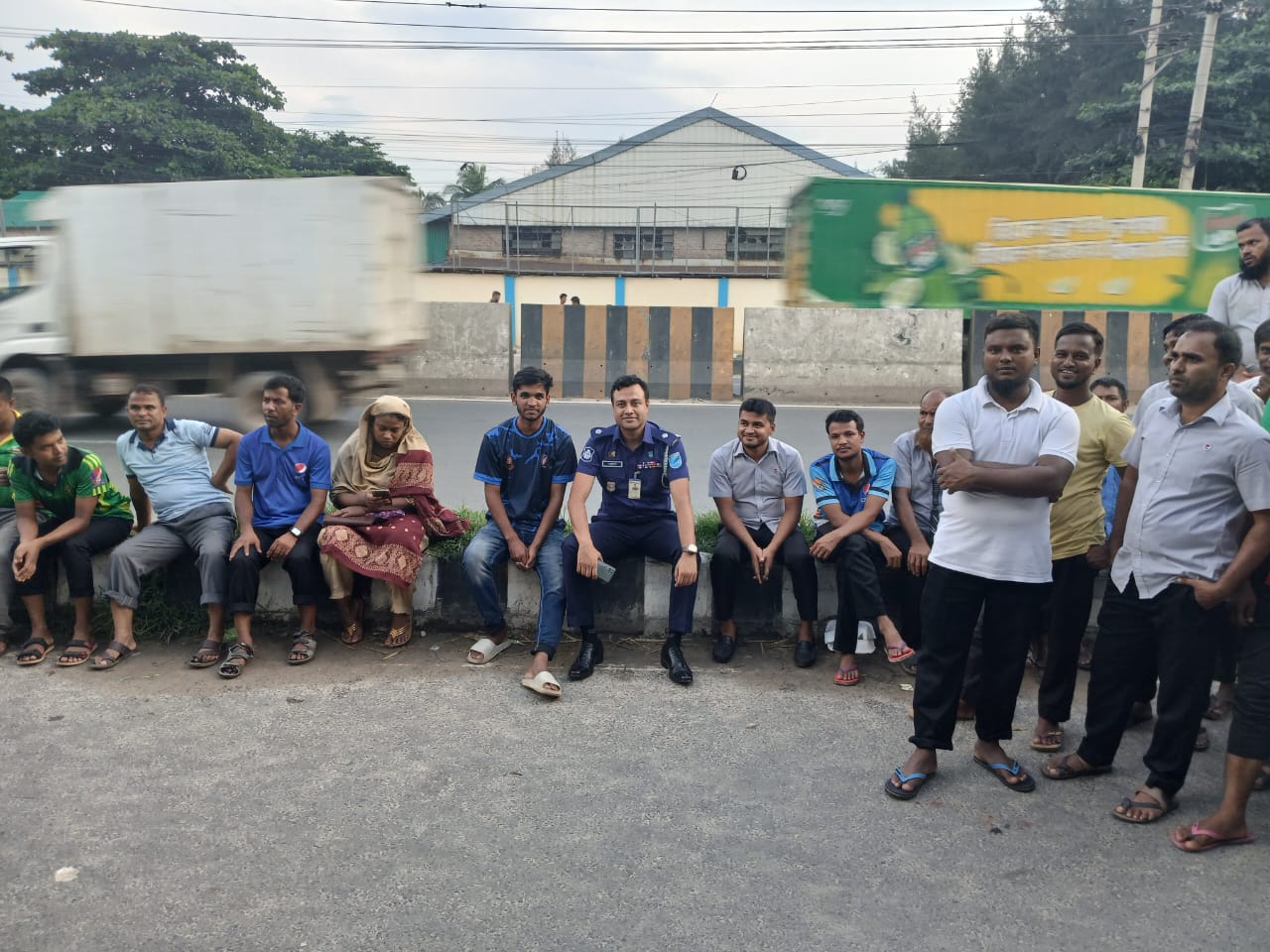 কালিয়াকৈরে পুলিশের হস্তক্ষেপে কাজে যোগ দিলেন শ্রমিকরা
