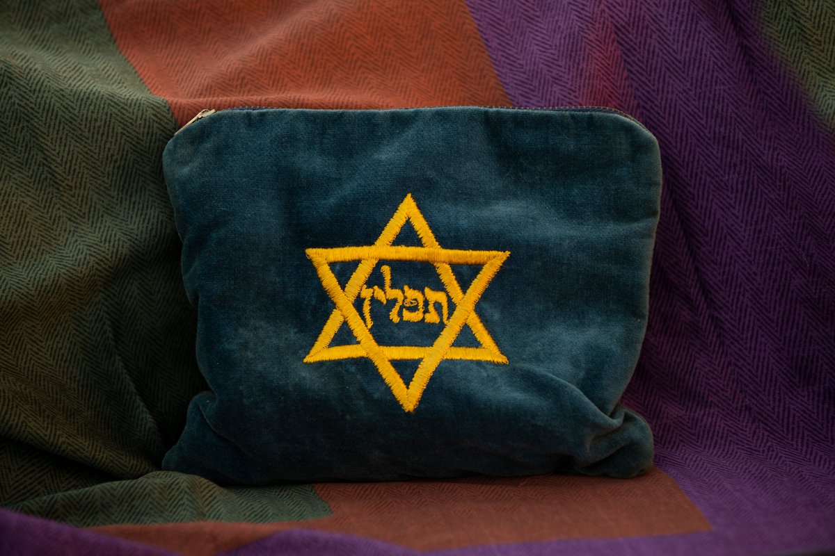 OUTorah's tweet image. Is it okay to keep your lollipops in your tefillin bag? 

🍭 bit.ly/3Mzd4Kl

#halacha #tefillin #halachichighlights