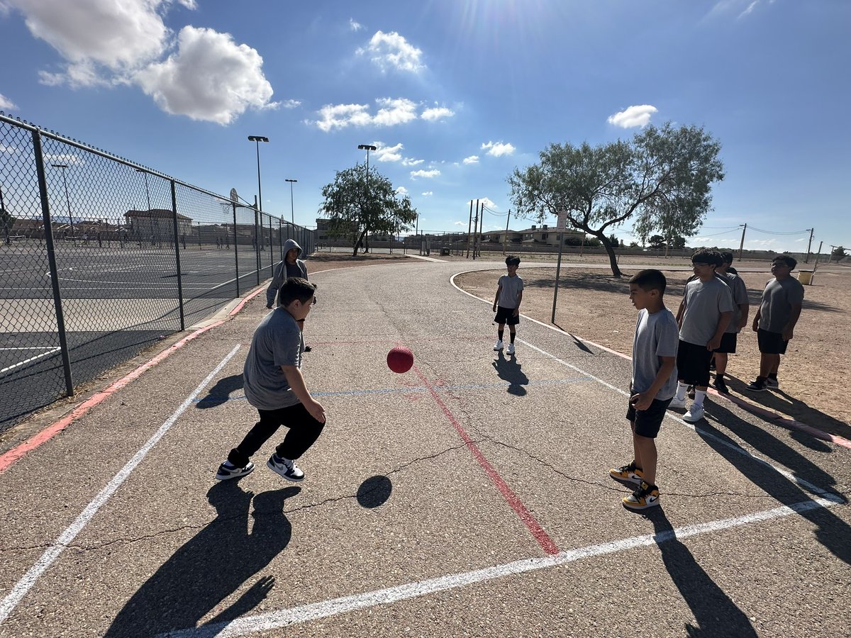 PhysicalEd_HA's tweet photo. #4square lead up game for #Nitroball 🏐 #ALLIN #TeamSISD @HAntwine_MS @MChavez_AMS @iGalindo_AMS https://t.co/QskAJkJGs6