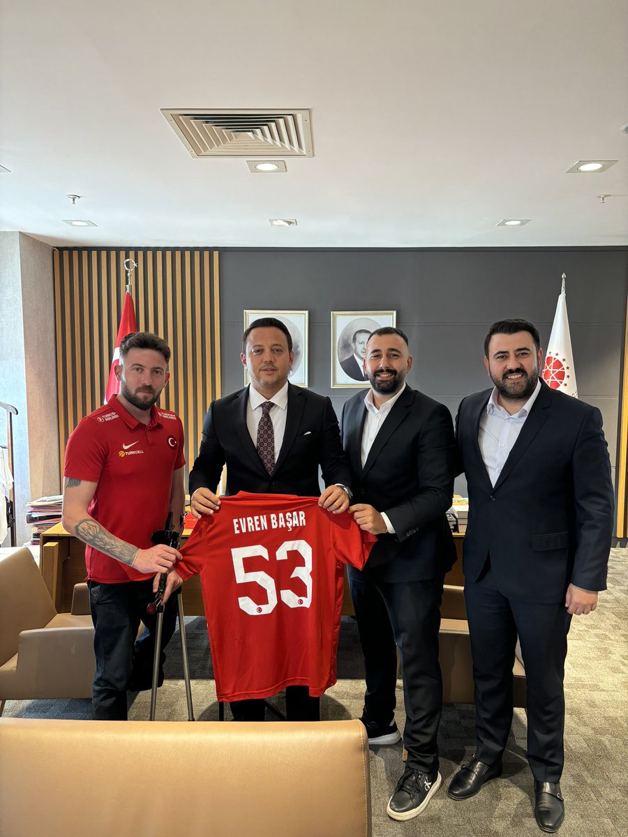 ArdaGnay12's tweet photo. Kıymetli büyüğümüz Cumhurbaşkanlığı İletişim Başkan Yardımcısı sayın Evren Başar’ı  Avrupa ve Dünya gol kralımız Ömer Güleryüz ve Milli takım yardımcı antrenörümüz Umutcan Günay ile birlikte ziyaret ettik, her konuda gösterdiği destek ve hüsnü kabulleri için teşekkür ederiz. https://t.co/yEoqkLD9Hh