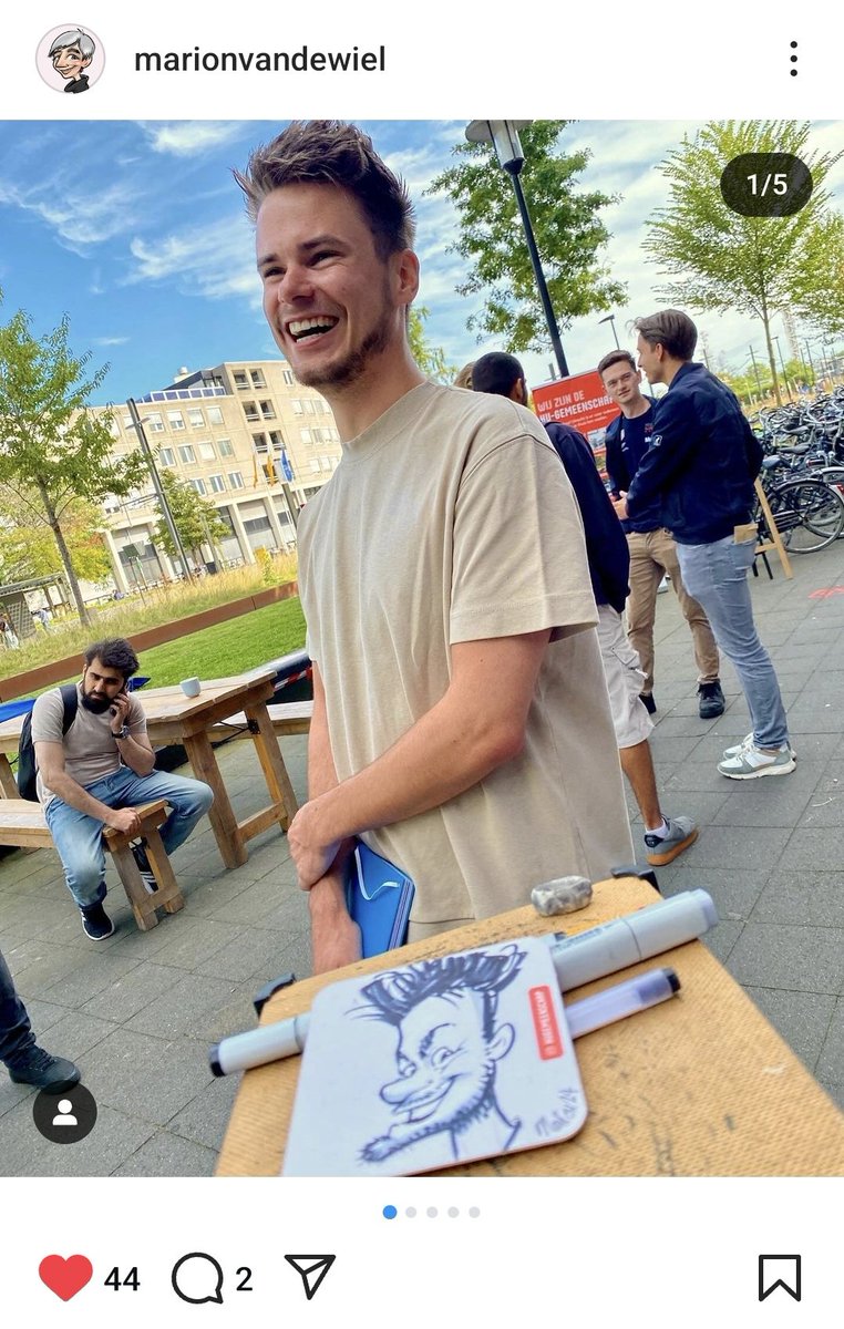 ✏️Tekenen tijdens introductiedagen 
Hogeschool Utrecht. 
🌞🌞🌞🌞🌞🌞🌞🌞🌞
✏️sneltekenaar Marion van de Wiel
✏️sneltekenaars.com 

#karikatuur #bierviltjes #student #caricaturist #karikaturist #bierviltjes