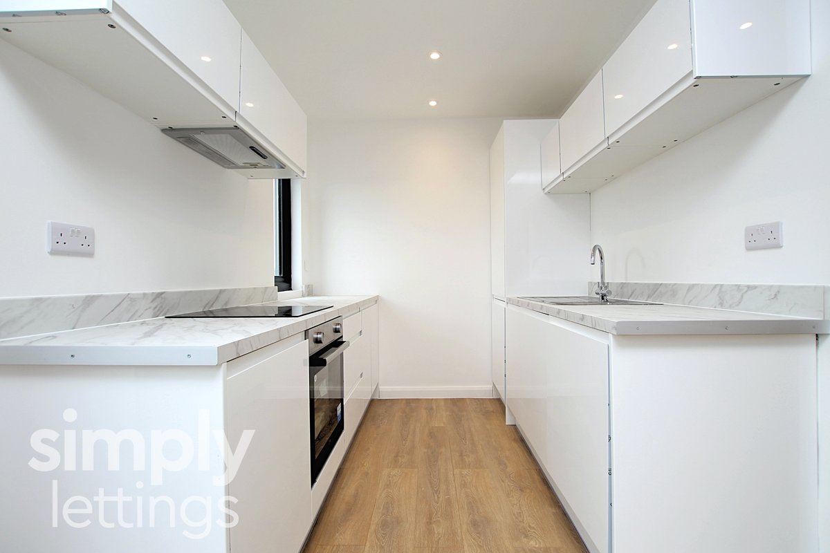 #ToLet *NEW HOME* A 2 bed balcony #Flat in #Portslade #Brighton - £1,600pcm! VIDEO TOUR: youtube.com/watch?v=2Y6gjx… PROPERTY DETAILS: simply-lettings.co.uk/property/old-s… Call 01273 729 000 to view! #Lettings #Property #SimplyLettings