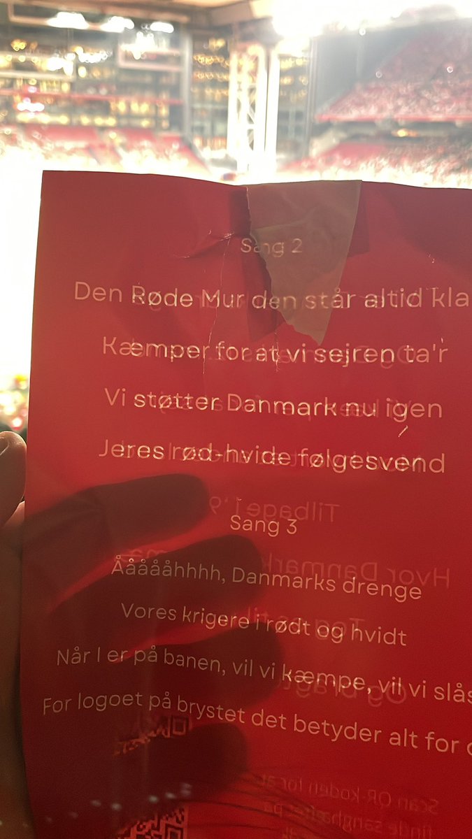 EBentved's tweet image. Uha. Vi “kæmper” for en sejr. Også har vi krigere i rød og hvid. Synes @DBUfodbold opfordrer liiiidt meget til vold her. Kan vi få @PHummelgaard og @KobenhavnPoliti til et møde? #sldk