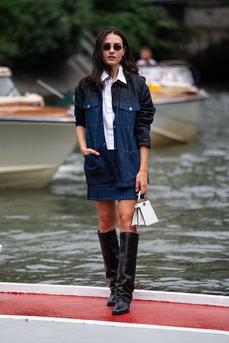 Fendi's tweet photo. #RomanaMaggioraVergano arrives at Lido di Venezia, during the 81st Venice International Film Festival, in a #FENDI total look. 

#Venezia81 https://t.co/ru1wJDj7mp