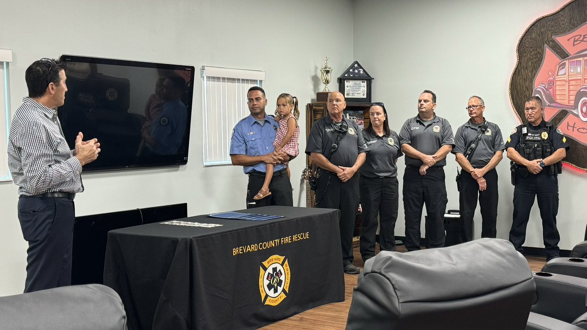 BCFREMS's tweet image. It doesn&apos;t get any better! Recognizing some of our department&apos;s EMS champions &amp;amp; our law enforcement partners for the successful resuscitation of a cardiac arrest victim. Job well done! #ItTakesAVillage #BCFREMS #HPCPR #ROSC #EMS @sbfdnews