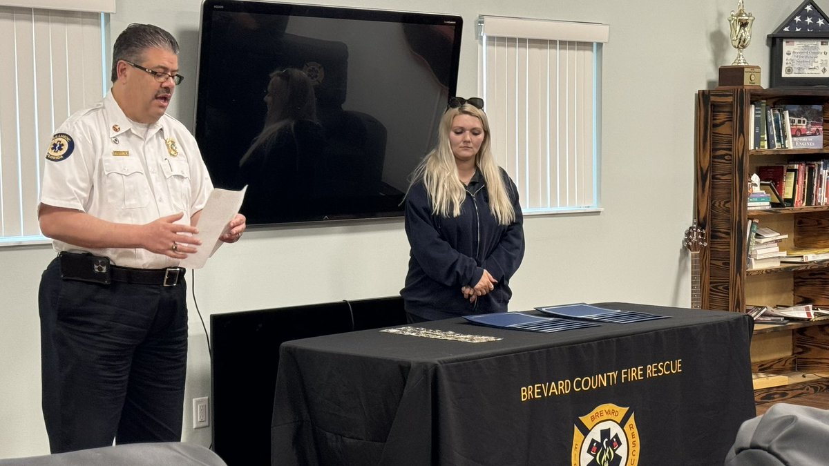 TheEMSOfficerEx's tweet image. It doesn&apos;t get any better! Recognizing some of our department&apos;s EMS champions &amp;amp; our law enforcement partners for the successful resuscitation of a cardiac arrest victim. Job well done! #ItTakesAVillage #BCFREMS #HPCPR #ROSC #EMS @sbfdnews