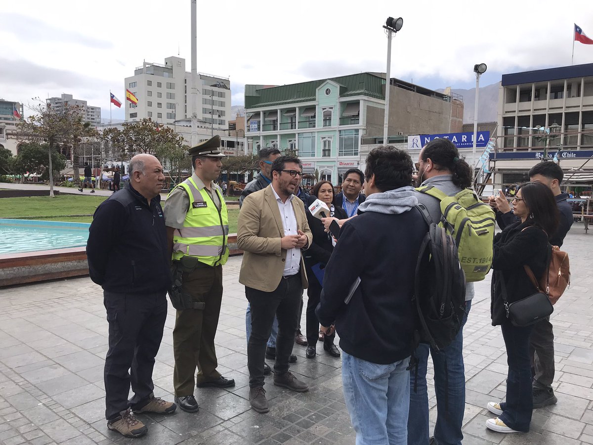 En Plaza Prat, delegado presidencial <a href="/dquinterosr/">Daniel Quinteros Rojas</a> informa de las medidas de prevención para Fiestas Patrias, acompañado de <a href="/CarabTarapaca/">Carabineros Región de Tarapacá</a> <a href="/Senda_Tarapaca/">SendaTarapacá</a> <a href="/SeremiTrab_1R/">Mintrab Tarapacá</a> <a href="/SeremiSalud_I/">Seremi Salud Tarapacá</a> <a href="/MopTarapaca/">Seremi MOP Tarapacá</a> <a href="/TarapacaDRT/">DRTTarapacá</a>