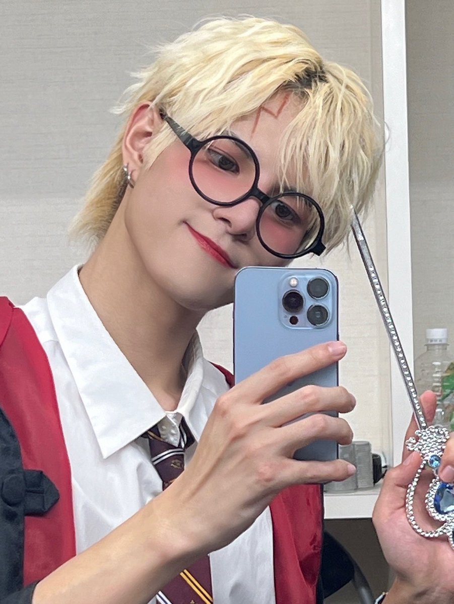 82DAYCHILD's tweet image. [ 케이 ] 

여러분✨ 제가 이 세상 모두를 행복하게 하는 마법을 부릴게요!🪄 하나 둘 얍! !
오늘 하루도 저희 데이차일드와 함께한 여러분 모두 행복한 하루 보내셨죠?🌻

#FCLIVE_OSAKA #데이차일드 #DAYCHILD #케이 #K