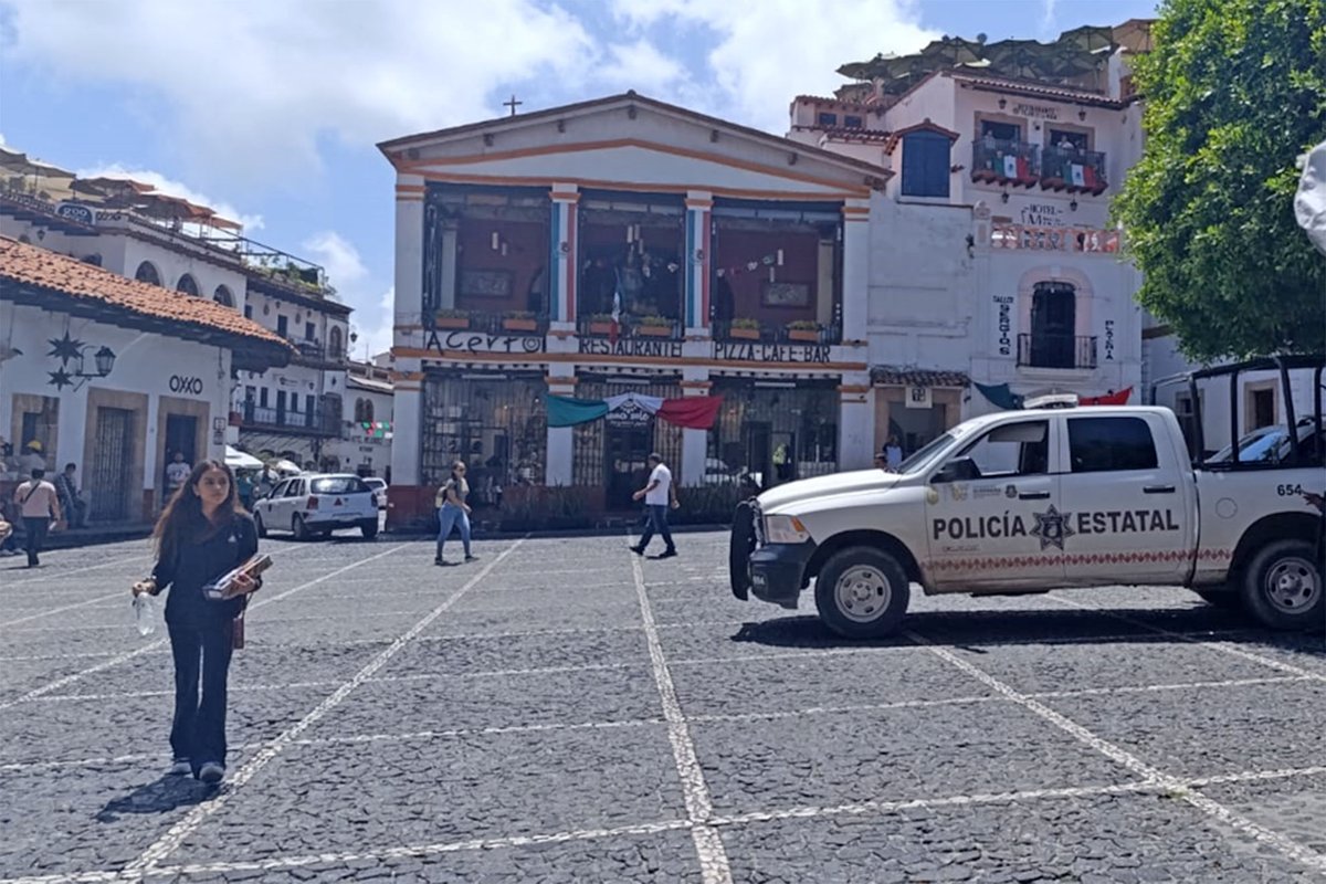 HRS4NTOS's tweet photo. Policías municipales sin armas y #GuardiaNacional #SEDENA vigilan #Taxco, #Guerrero. Lo anterior a la reciente detención de 50 elementos de la policía municipal, de los cuales diez ya fueron vinculados a proceso por delitos de #Secuestro   #DesaparicionForzada y #homicidios. https://t.co/iRAmg4yE0O