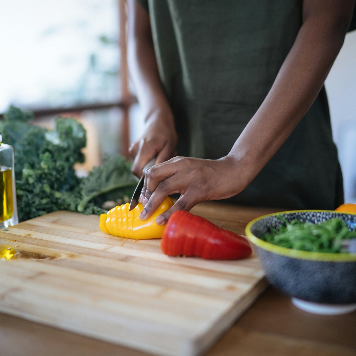 thekitchenista's tweet image. **Hack**: Place a damp paper towel under your cutting board to stop it from slipping. Chopping just got safer and easier—no more runaway boards! 🧑‍🍳

#CookingHack #KitchenTips #ChefLife #HomeHacks #DIY #KitchenSafety