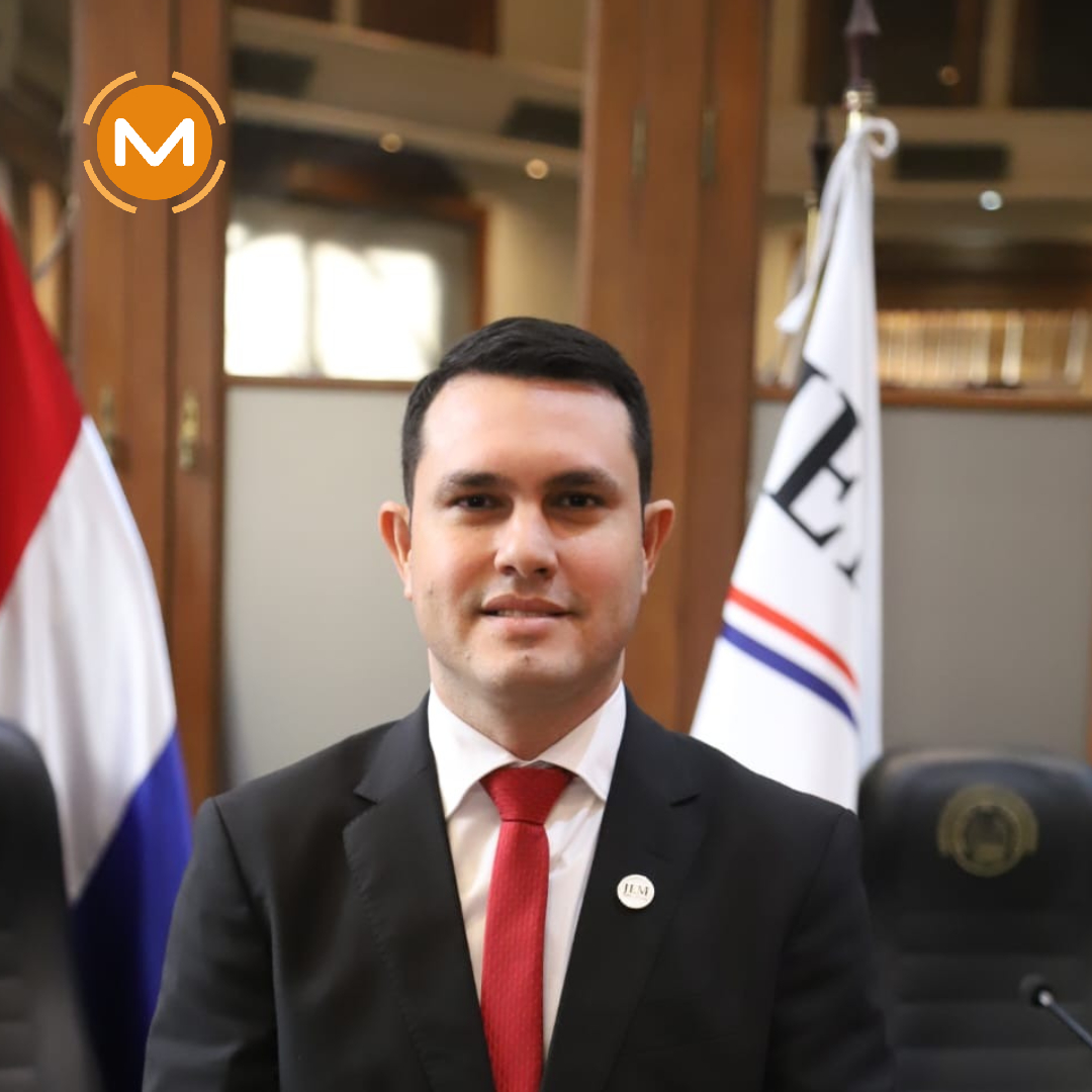 AM_1080's tweet image. AHORA 🔴 Rivas sobreseído en el caso de su supuesto título falso de abogado

🔸 El juez Miguel Palacios otorgó el sobreseimiento provisional al senador Hernán Rivas.

👉🏼 La Fiscalía tiene hasta un año para realizar diligencias para reabrir o no la causa.

🟠 Suscribite a nuestro…