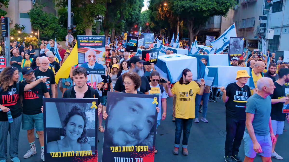 💥Tel Aviv, a cortège of hostage's families &amp; fellow protesters carrying 27 coffins for the 27 hostages kidnapped alive &amp; murdered in Hamas captivity.
(Adar Eyal)