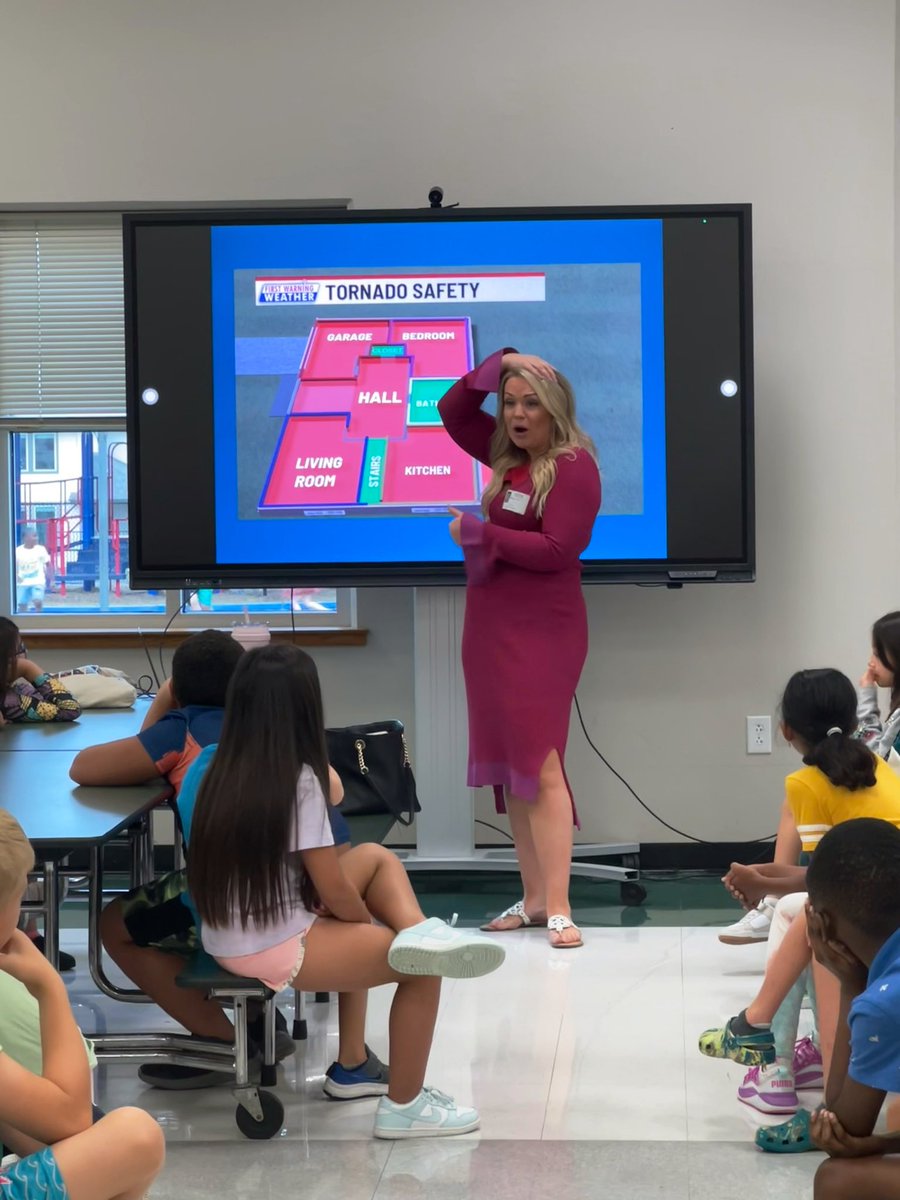 ulatoskiJPE's tweet photo. Thank you @KristenCurrieTV for visiting @JimPlain this morning! Our third graders loved learning about weather, meteorology, and news stations with you! #jpepride https://t.co/oIWzkzbXnX