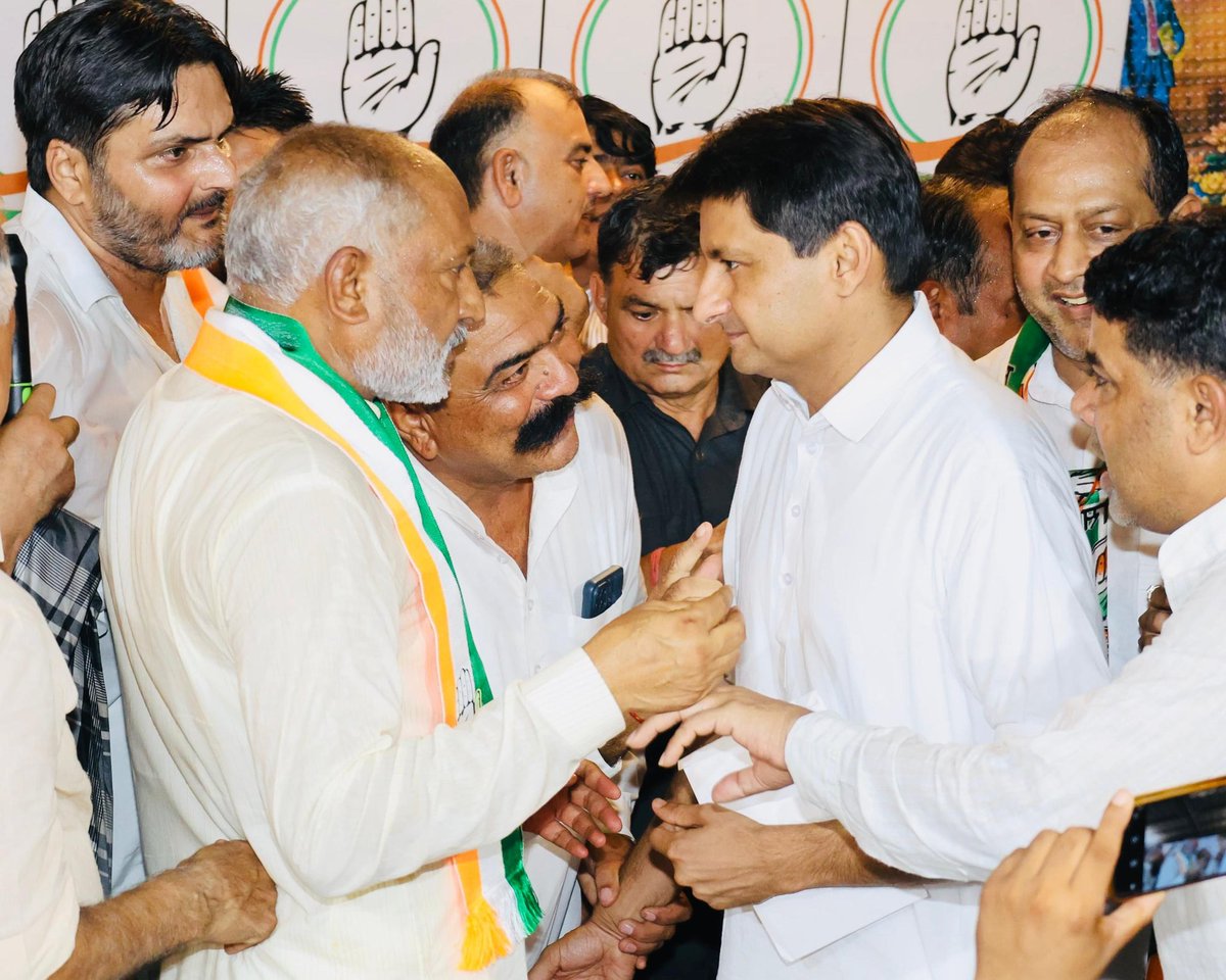 DeependerSHooda's tweet photo. आज दिल्ली निवास पर रतिया से BJP विधायक लक्ष्मण नापा जी ने अपने अनेक सर्मथकों के साथ कांग्रेस पार्टी का दामन थामा।

इस अवसर पर उनके साथ रतिया हलके के करीब 22 गांवों के सरपंच, ब्लॉक समिति चेयरमैन प्रतिनिधि गुरतेज सिंह और वॉइस चेयरमैन कुलदीप सिंह मानक भी कांग्रेस पार्टी में शामिल हुए।

सभी साथियों का कांग्रेस पार्टी में स्वागत है।
