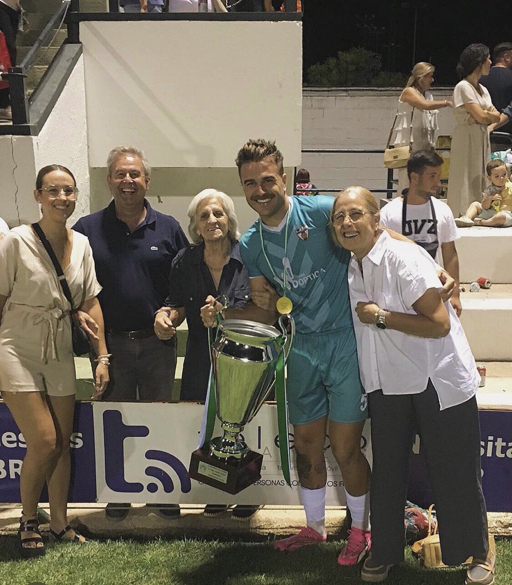 Rodéate de personas que tus triunfos los celebren como si fueran suyos.
Campeones de Andalucia 🏆
<a href="/C_DPozoblanco/">CD Pozoblanco</a>