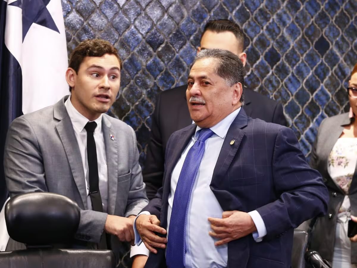 A los diputados de Vamos les digo que no se dejen confundir ni enredar. A mi me llamaron chiquillo muchas veces hace 5 años. Eso jamás me impidió servirle al país con responsabilidad y valentía.

Los jóvenes somos importantes y valiosos. Luchemos por el futuro y por Panamá💪🏼🇵🇦