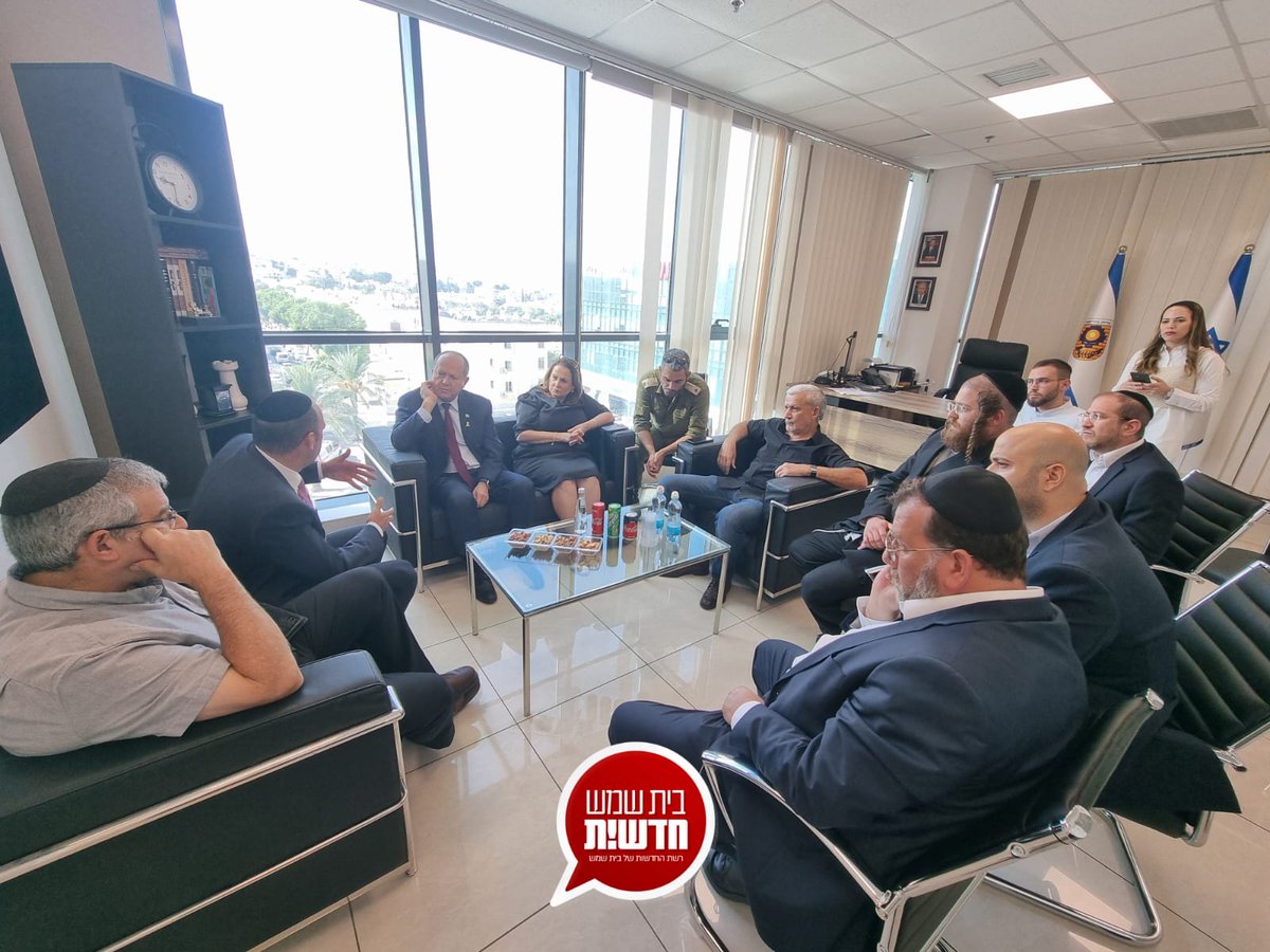 מקדמים את הכלכלה המקומית: שר הכלכלה והתעשייה ניר ברקת הגיע היום לביקור וישיבת עבודה מקצועית בעיר בית שמש יחד עם מנכ"ל משרדו מוטי גמיש ונפגש עם ראש העיר שמוליק גרינברג.

למפגש הצטרפה ח"כ קטי שטרית, חברי סיעת הליכוד המקומית ובכירי העירייה.