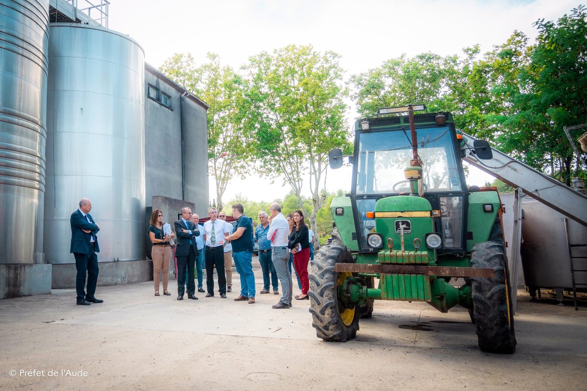 Préfet d'Occitanie et de la Haute-Garonne (@prefetoccitanie) on Twitter photo 🍇 #Viticulture
Pierre-André Durand, <a href="/PrefetOccitanie/">Préfet d'Occitanie et de la Haute-Garonne</a>, a effectué une visite de terrain dans l'#Aude au contact de la profession viticole, chez un vigneron indépendant et au sein d’une cave coopérative.
Ce déplacement a été l’occasion d’avoir un aperçu sur les différents modèles 🍇 #Viticulture
Pierre-André Durand, <a href="/PrefetOccitanie/">Préfet d'Occitanie et de la Haute-Garonne</a>, a effectué une visite de terrain dans l'#Aude au contact de la profession viticole, chez un vigneron indépendant et au sein d’une cave coopérative.
Ce déplacement a été l’occasion d’avoir un aperçu sur les différents modèles